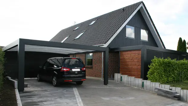 Moderne carport til 2 biler med matchende fritstående redskabsrum